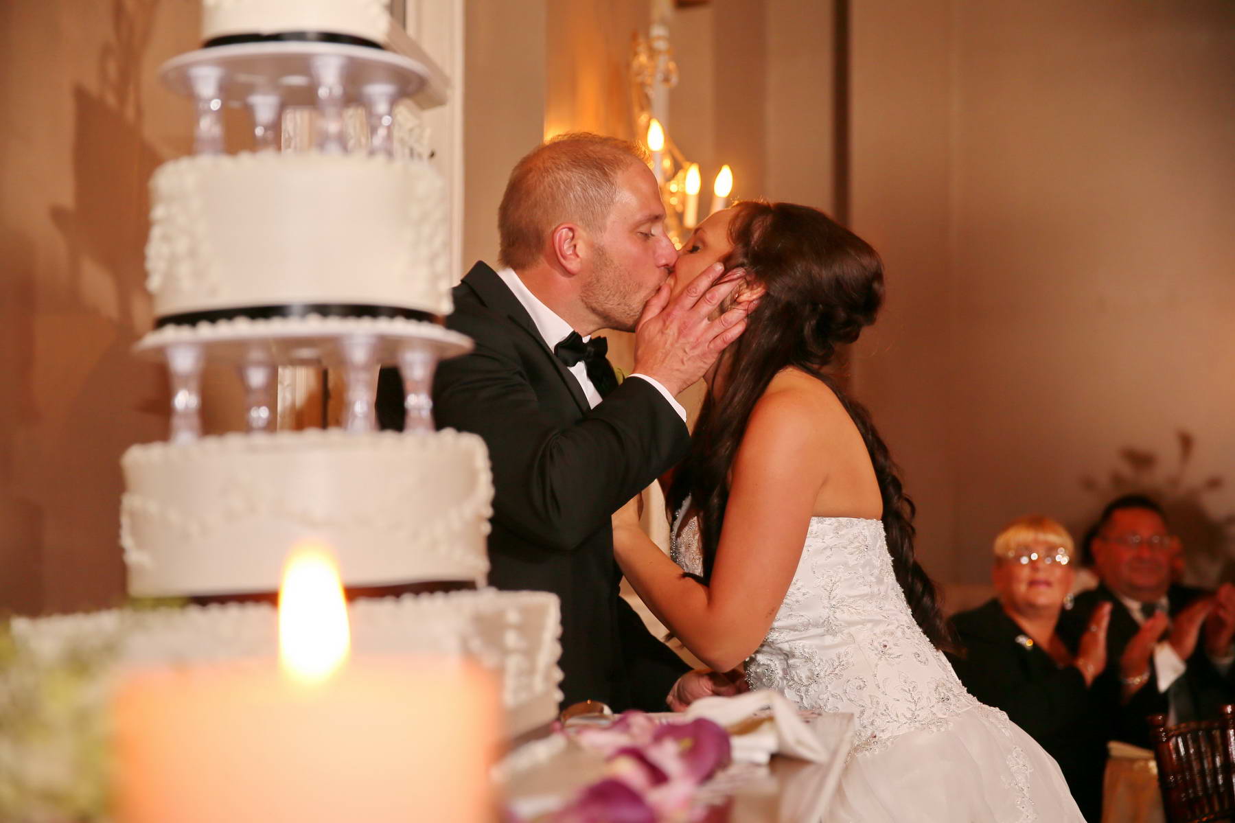 Davids Country Inn,Bride and Groom Kiss